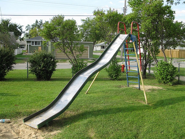 A gyerekek kedvence minden parkban: a köztéri csúszda